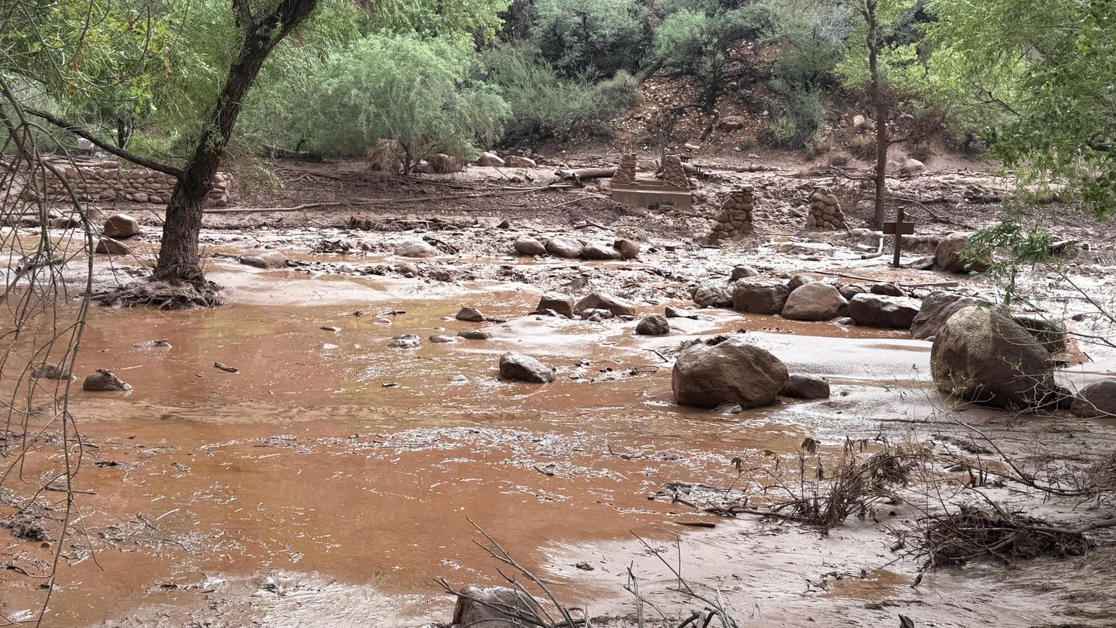 Restes d'un pont de pedra destruït per les inundacions