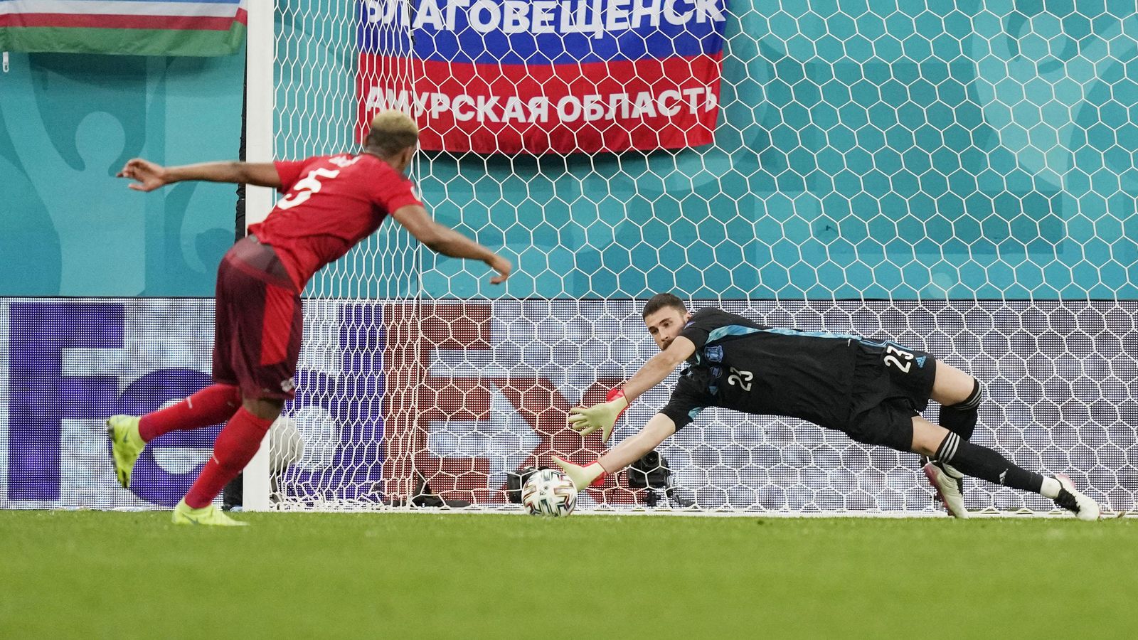 Unai Simón para un penal al jugador de Suïssa Manuel Akanji