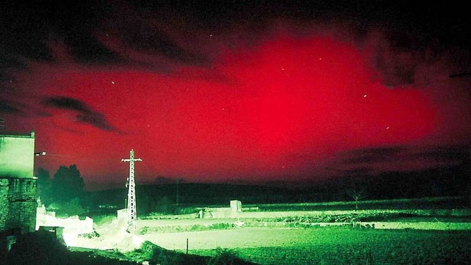 Aurora boreal fotografiada per Joanma Bullon des d'Ares dels Oms el 20 de novembre del 2003