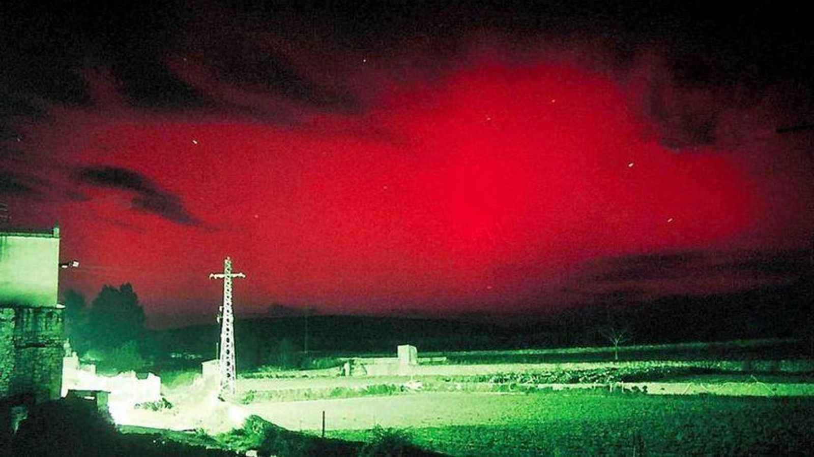 Aurora boreal fotografiada per Joanma Bullon des d'Ares dels Oms el 20 de novembre del 2003