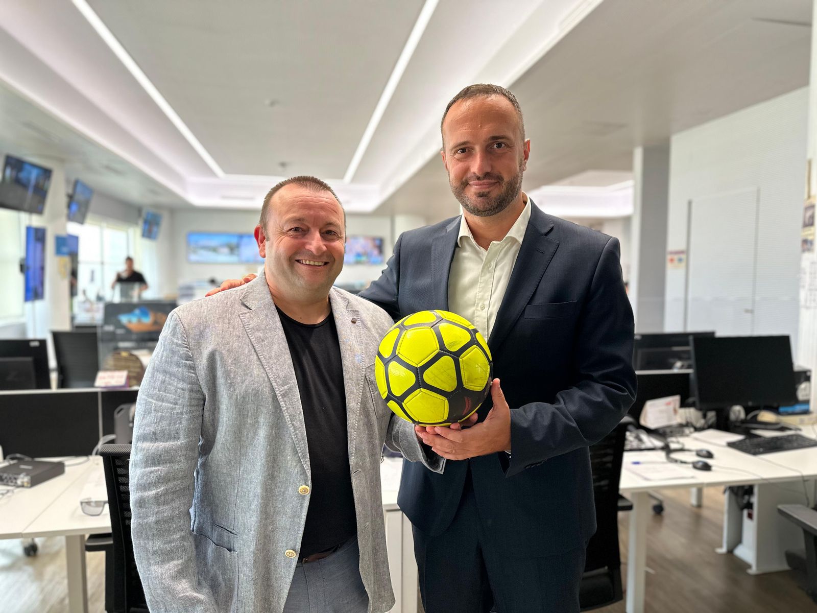 Ximo Tamarit (divendres) i Gustavo Clemente (de diumenge a dijous) condueixen el programa radiofònic 'Línia de Fons'