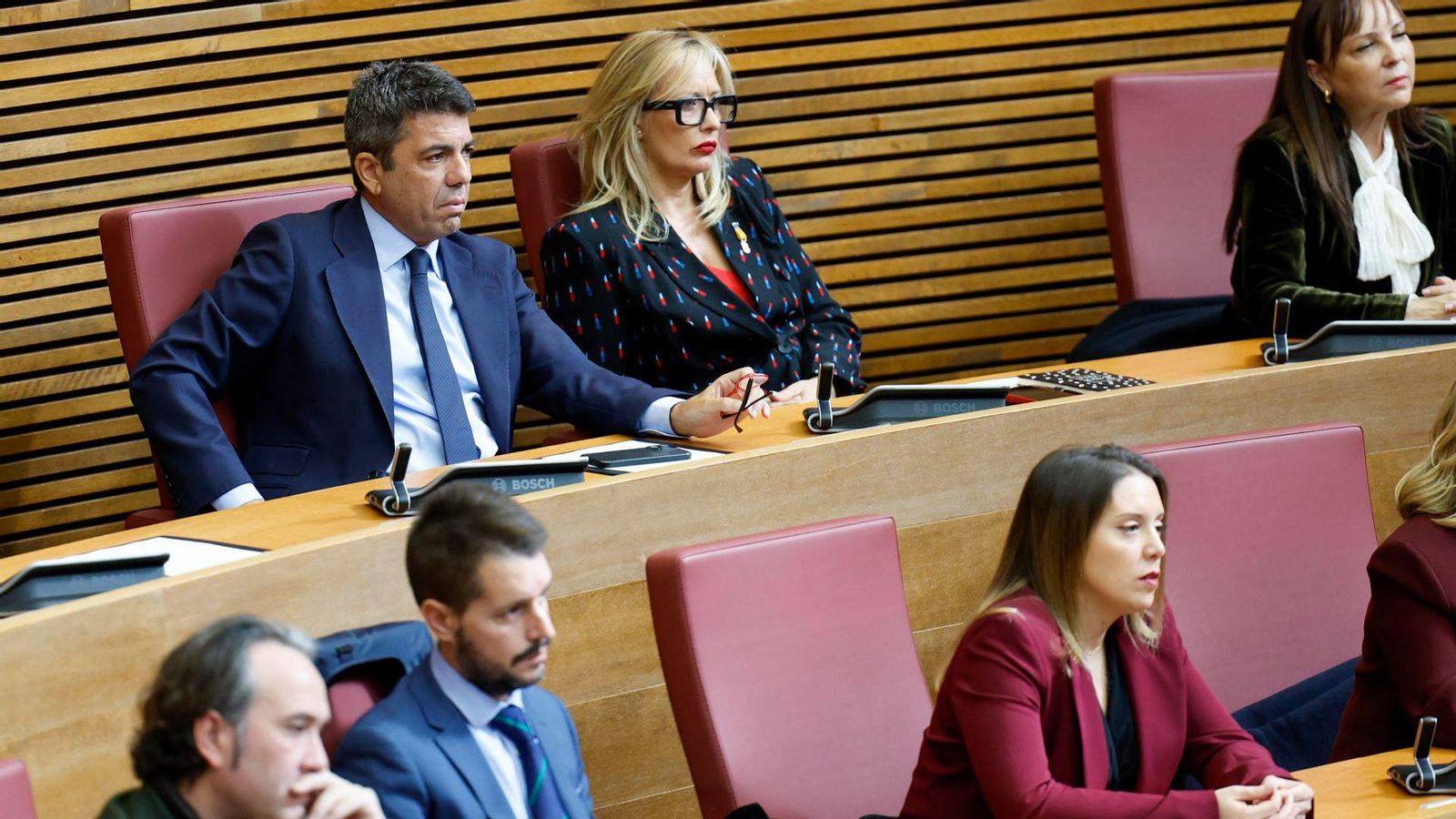 El ja expresident de la Generalitat, Carlos Mazón, seguint l'acte de presa de possessió de Pérez Llorca des del seu escó de les Corts