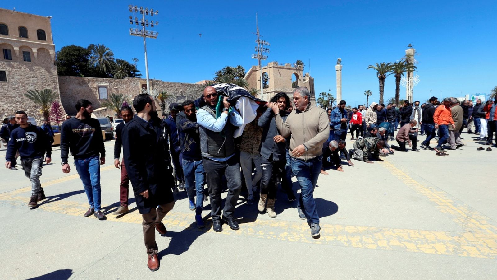 Veïns de Trípoli traslladen el taüt amb el cadàver d’un milicià del GNA
