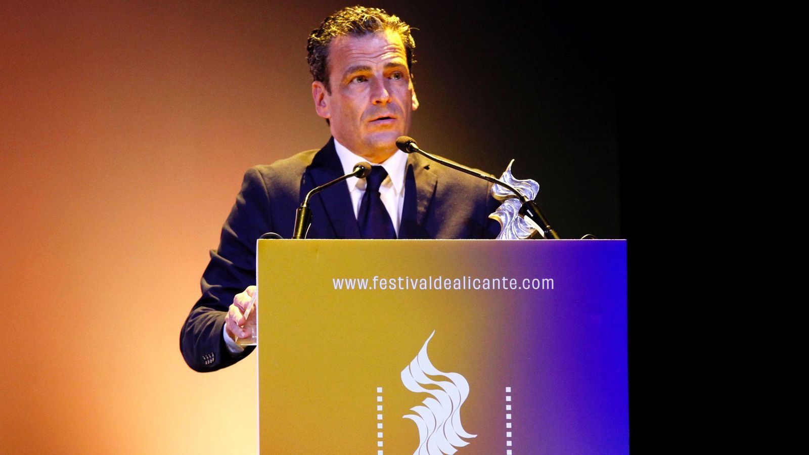 Alfred Costa, director general d'À Punt, entrega un dels premis en la gala de clausura del Festival Internacional de Cinema d'Alacant