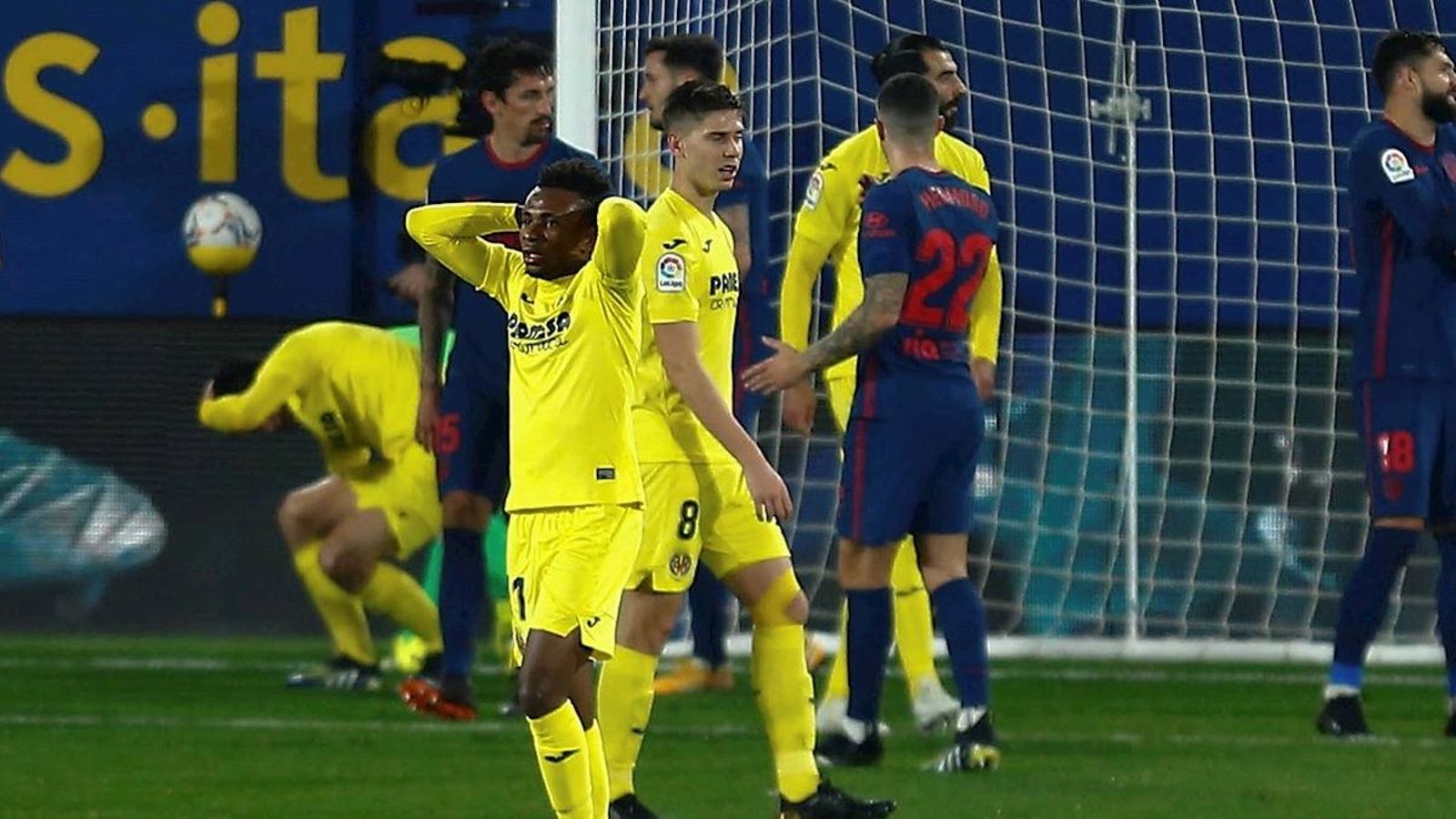 Samu Chukwueze es lamenta després d'una ocasió fallada