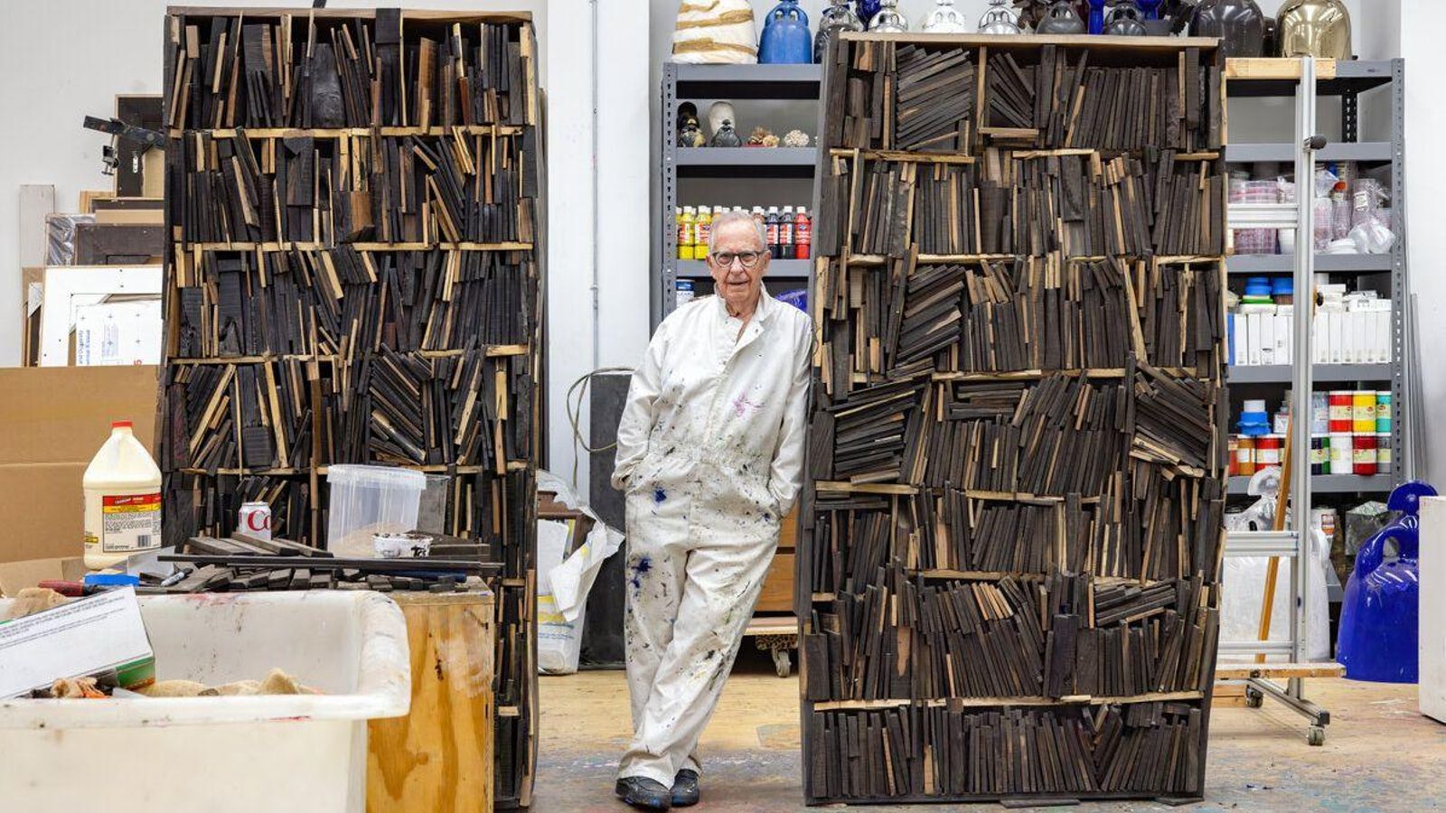 Valdés, amb algunes de les obres que integren l'exposició seua que pot visitar-se des d'este dijous a l'Opera Gallery de Londres