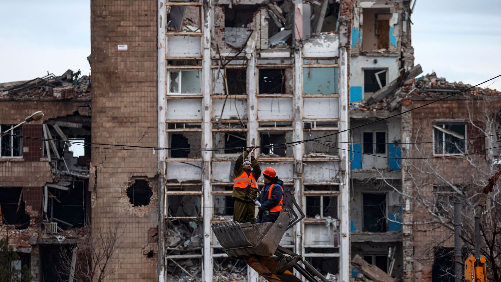 Les autoritats de Mariupol, Ucraïna, preparen edificis residencials per a l'hivern,