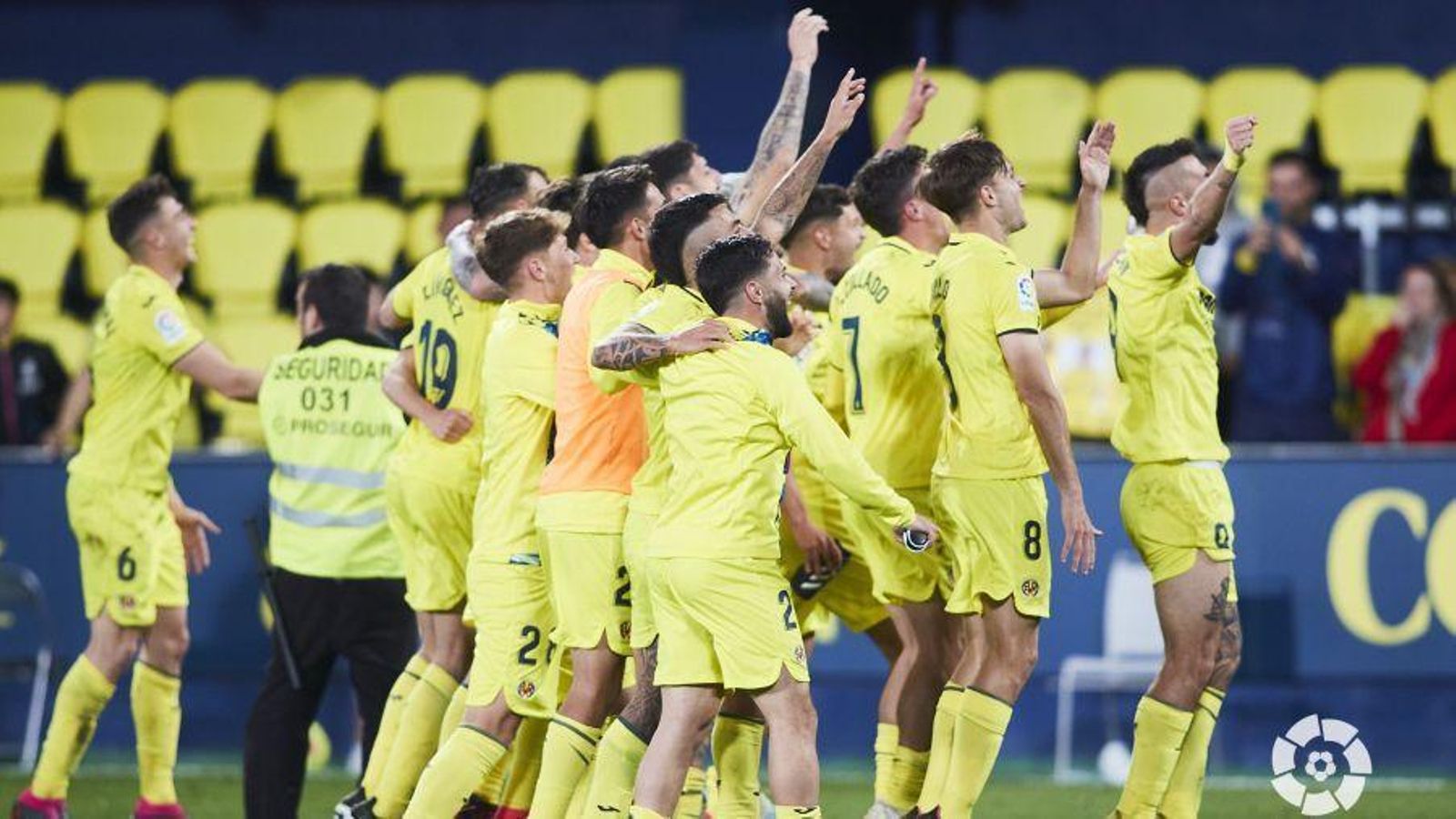 Els jugadors groguets celebren el triomf