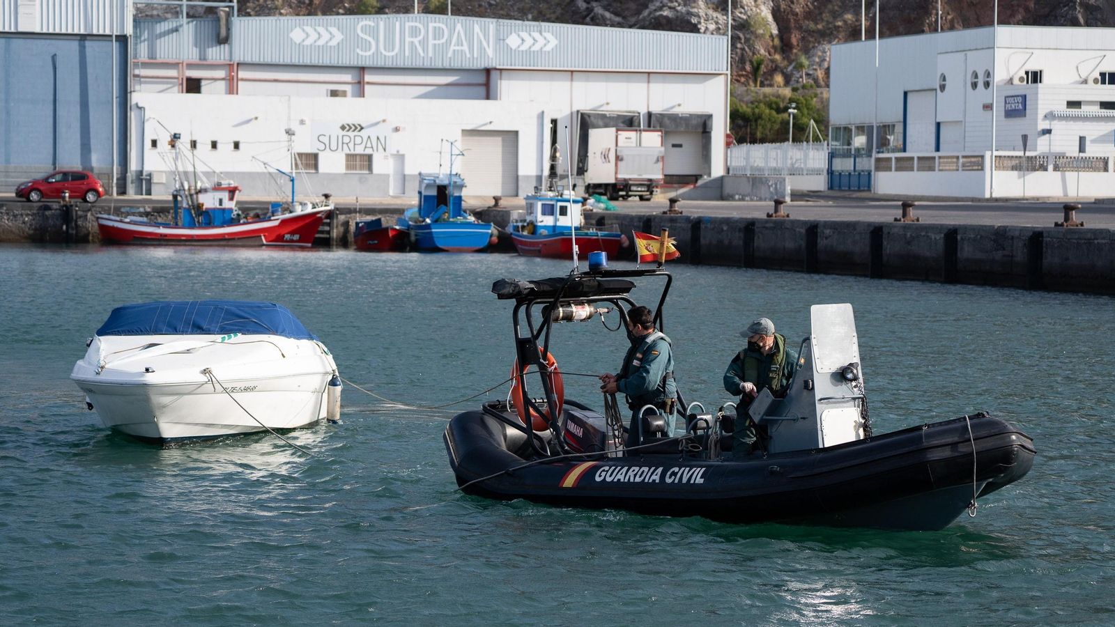 Agents de la Guàrdia Civil junt a la llanxa amb la qual van patir a la mar el pare i les dues xiquetes quan se'ls va perdre la pista