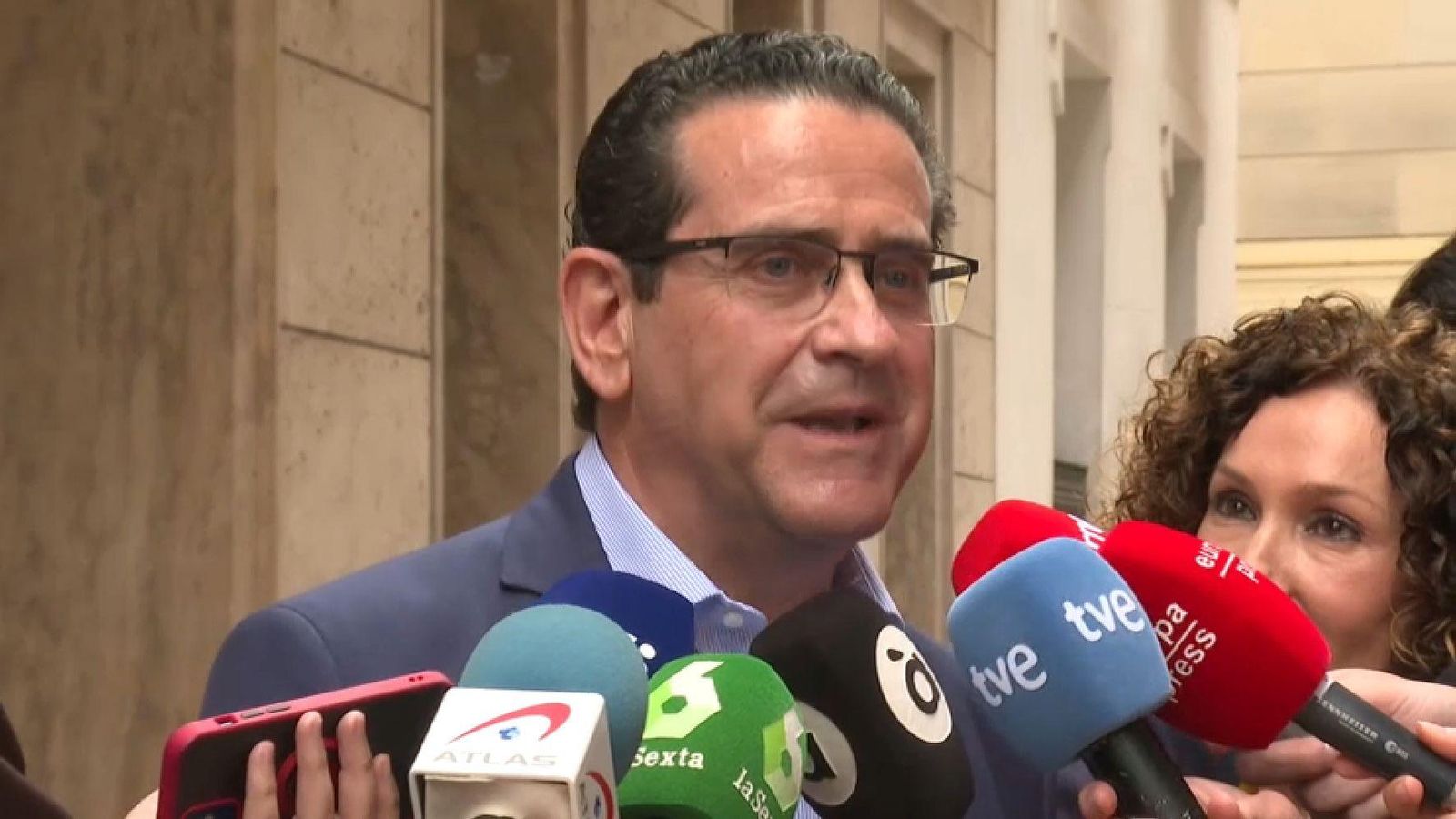 L'actual diputat del PP i exregidor d'Urbanisme de València durant l'època de Barberá, Jorge Bellver, aten els periodistes aquests dimecres
