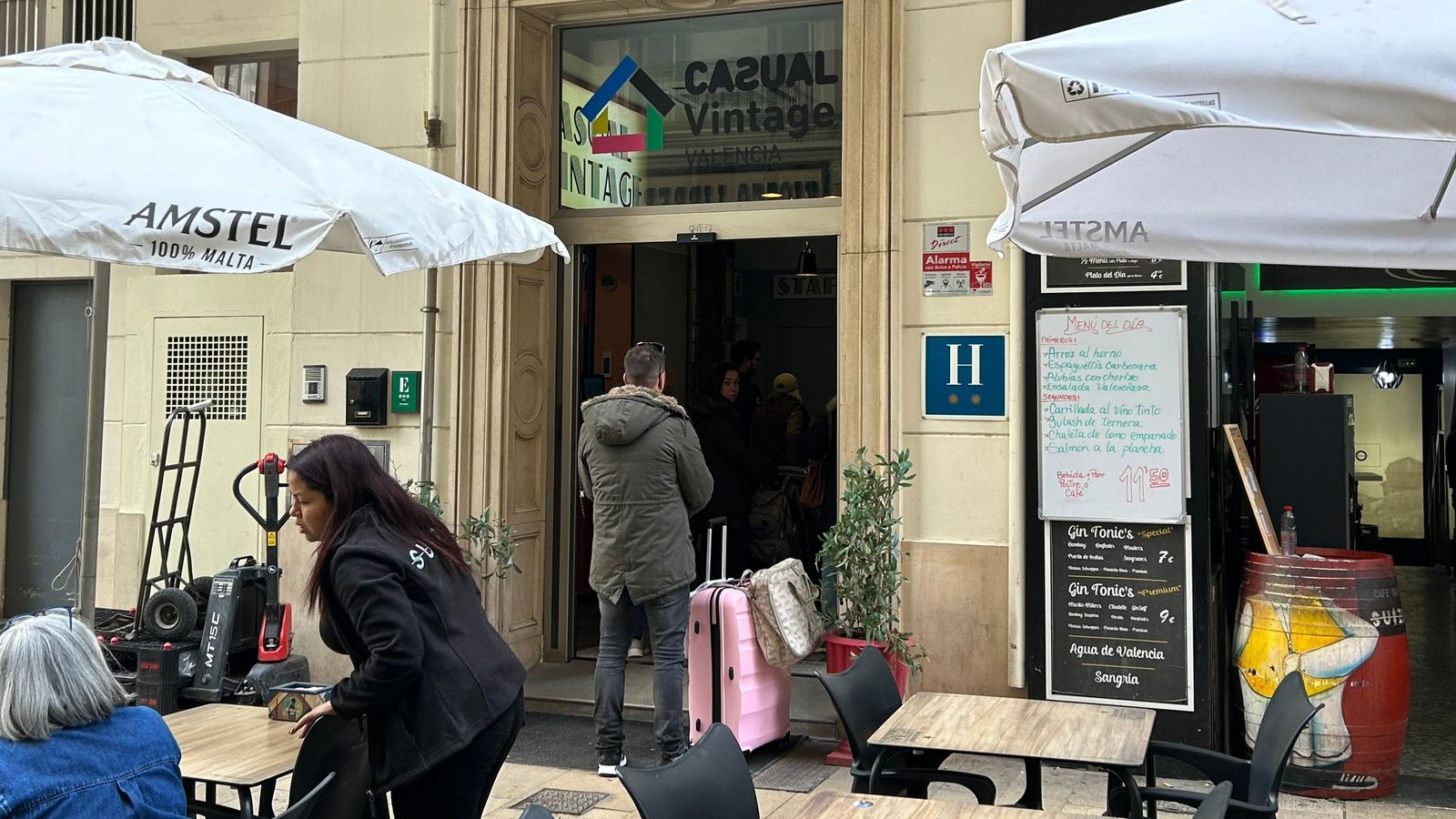 Els turistes van arribant a poc a poc als hotels de València per a gaudir de les Falles Els turistes van arribant a poc a poc als hotels de València per a gaudir de les Falles