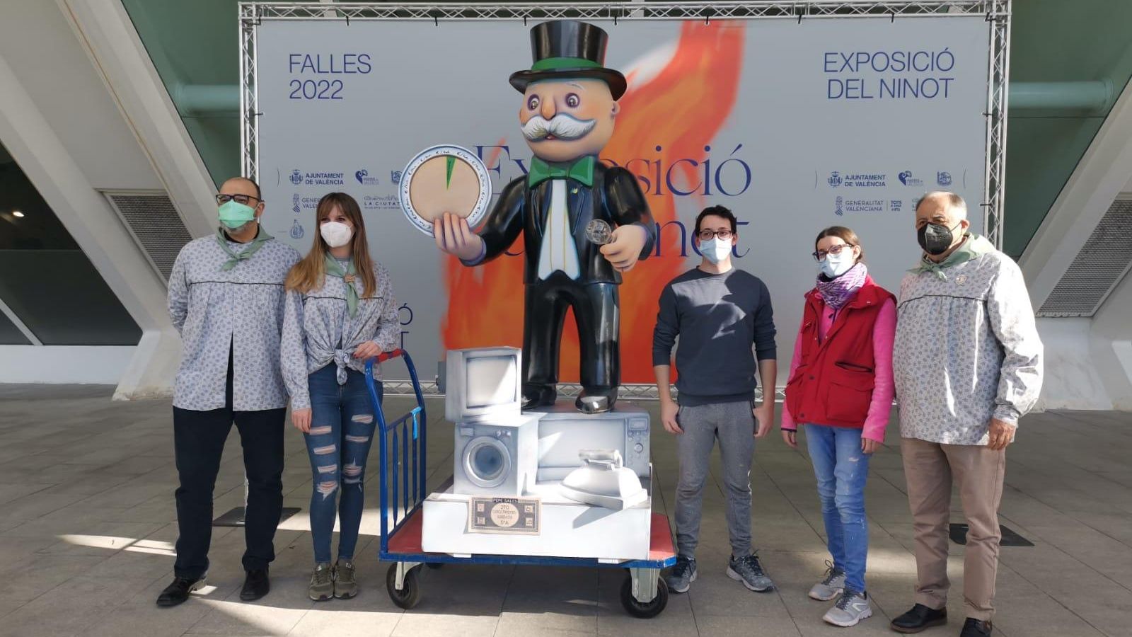 Una de les comissions més matineres, que aportava el seu ninot per a l'exposició, aquest dilluns Una de les comissions més matineres, que aportava el seu ninot per a l'exposició, aquest dilluns
