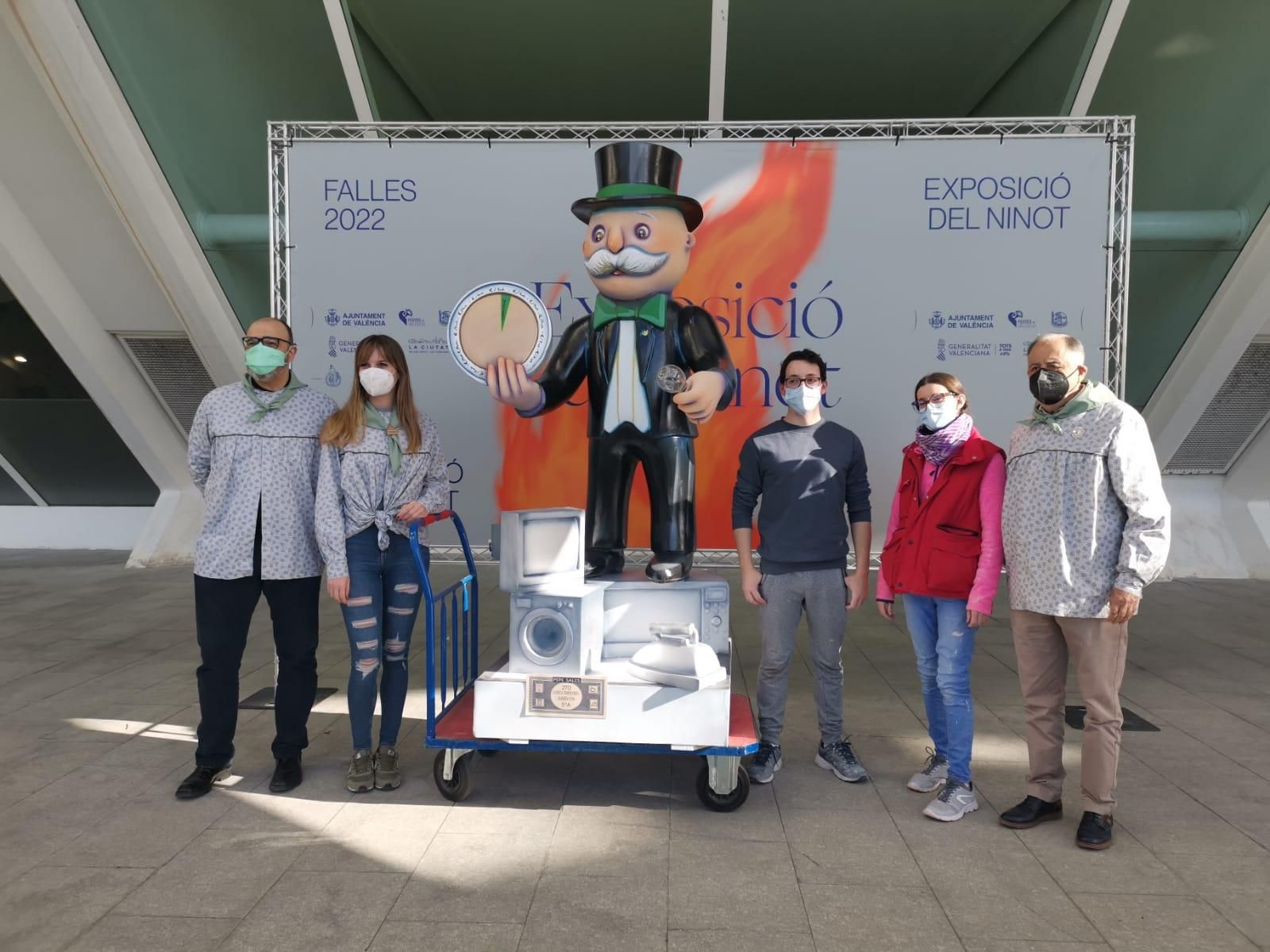 Una de les comissions més matineres, que aportava el seu ninot per a l'exposició, aquest dilluns