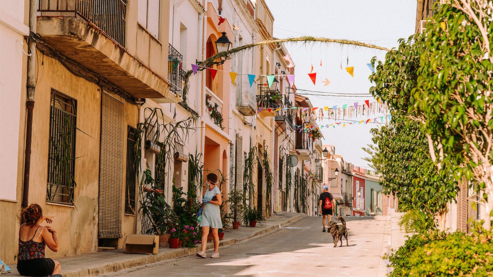 Un carrer decorat a Potries, en festes (arxiu)