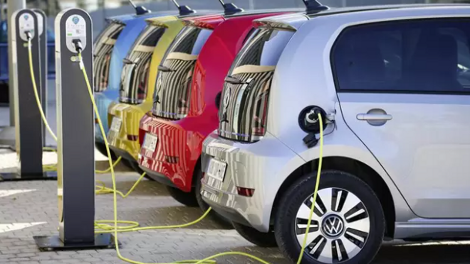 Vehicles elèctrics carregant en una imatge d'arxiu