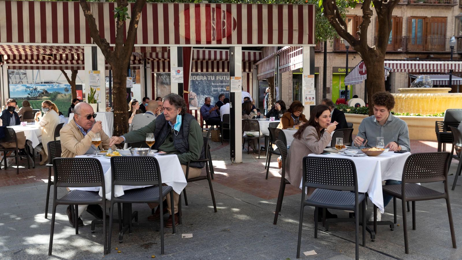 Imatge d'arxiu de gent consumint a la terrassa d'un restaurant