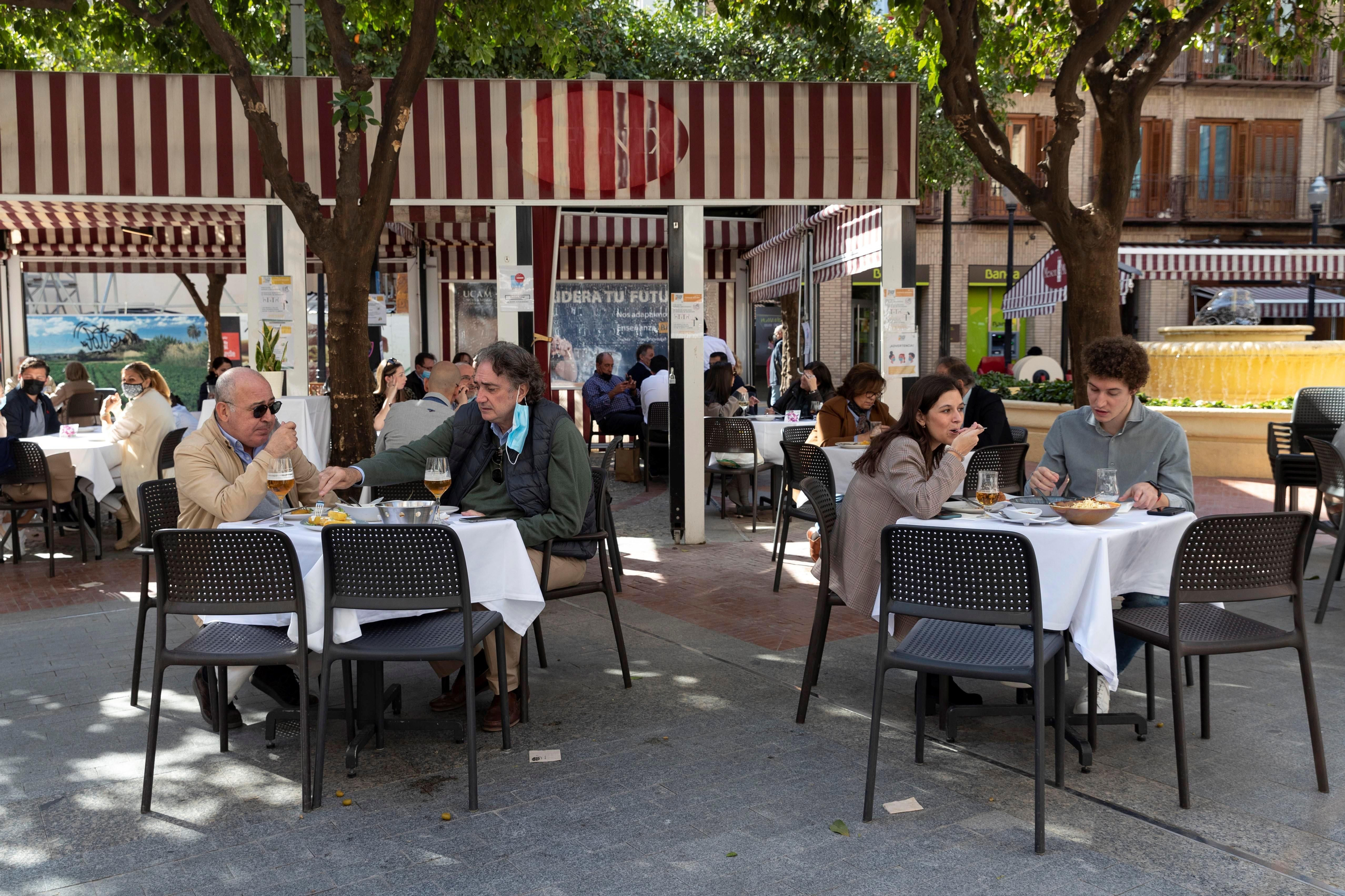 Imatge d'arxiu de gent consumint a la terrassa d'un restaurant Imatge d'arxiu de gent consumint a la terrassa d'un restaurant