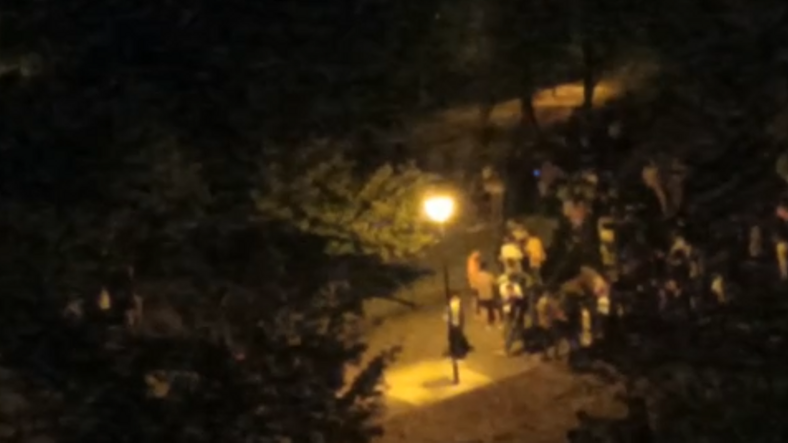 Gravació facilitada per una veïna del botellot de la matinada de dijous als voltants de la plaça d'Hondures