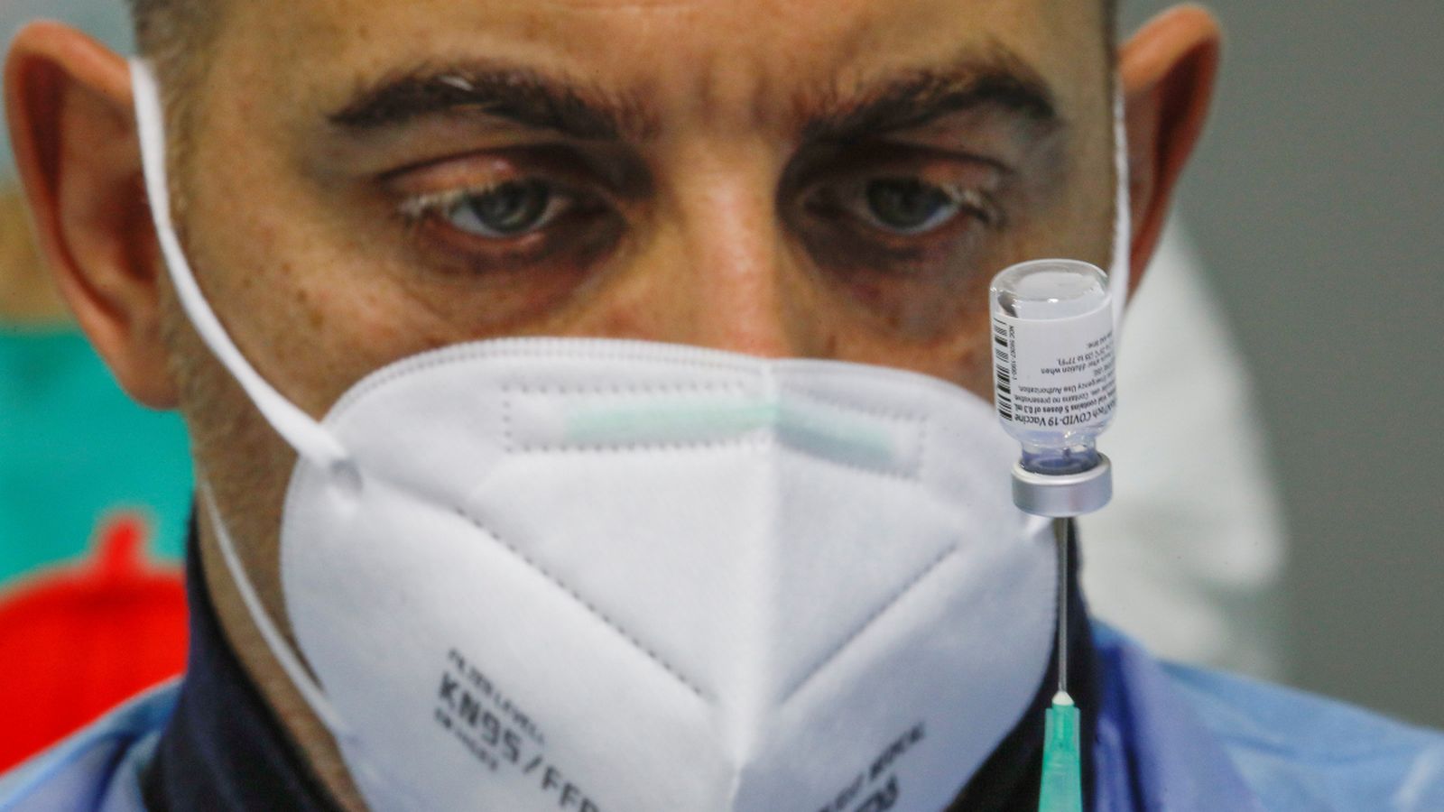 Un sanitari italià prepara una de les dosis de la vacuna de Pfizer