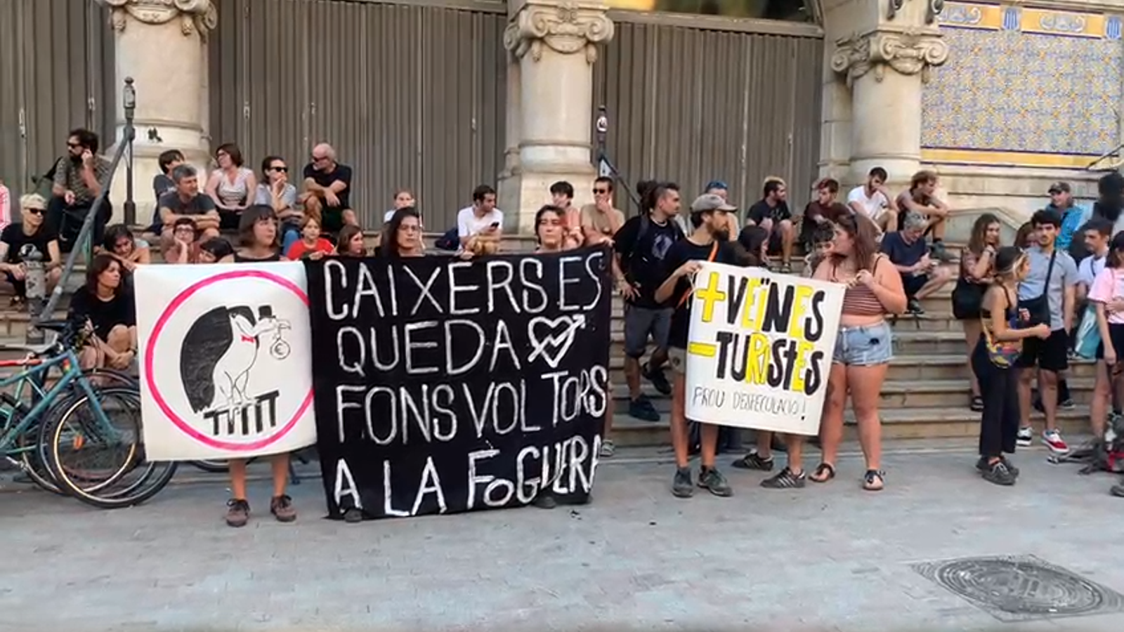 Protesta contra el desnonament i els fons voltor a les portes del Mercat Central de València