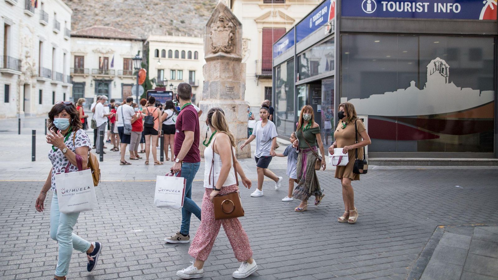 Diverses persones caminen pels carrers d'Oriola