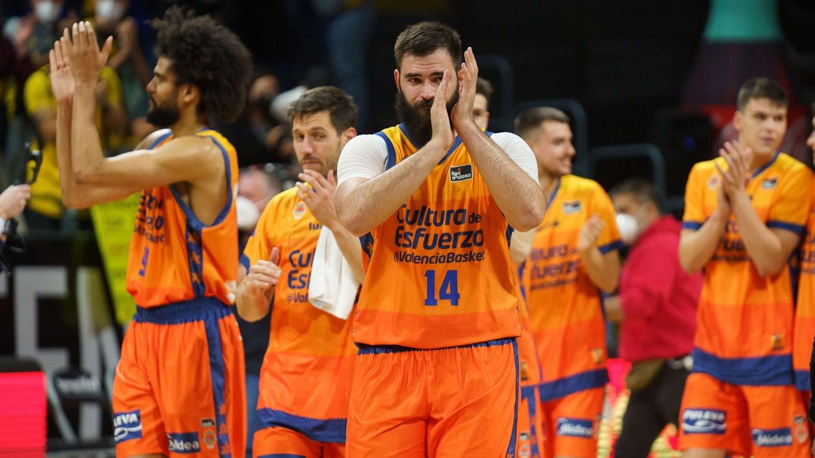 Els jugadors taronja celebren el triomf