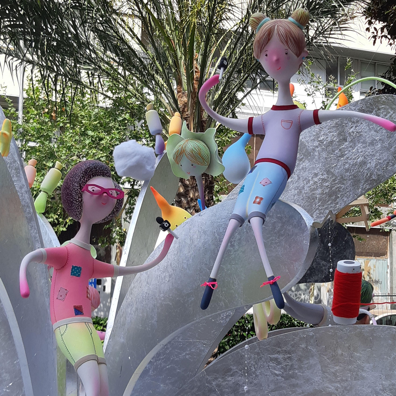 Els ninots de Laia i Pau a la foguera infantil de l'Avinguda Loring-Estació