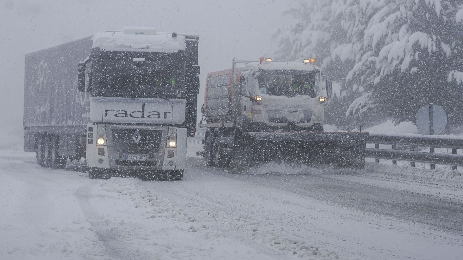 Un camió circula per una carretera de Lugo al costat d'una màquina llevaneus