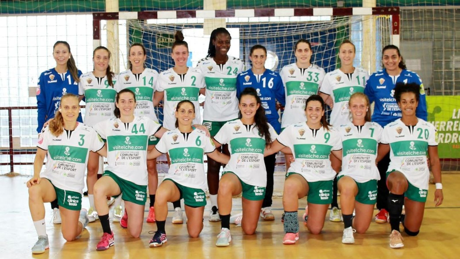La plantilla de l'Handbol Elx, en la foto oficial d'aquesta temporada quan jugava competició europea