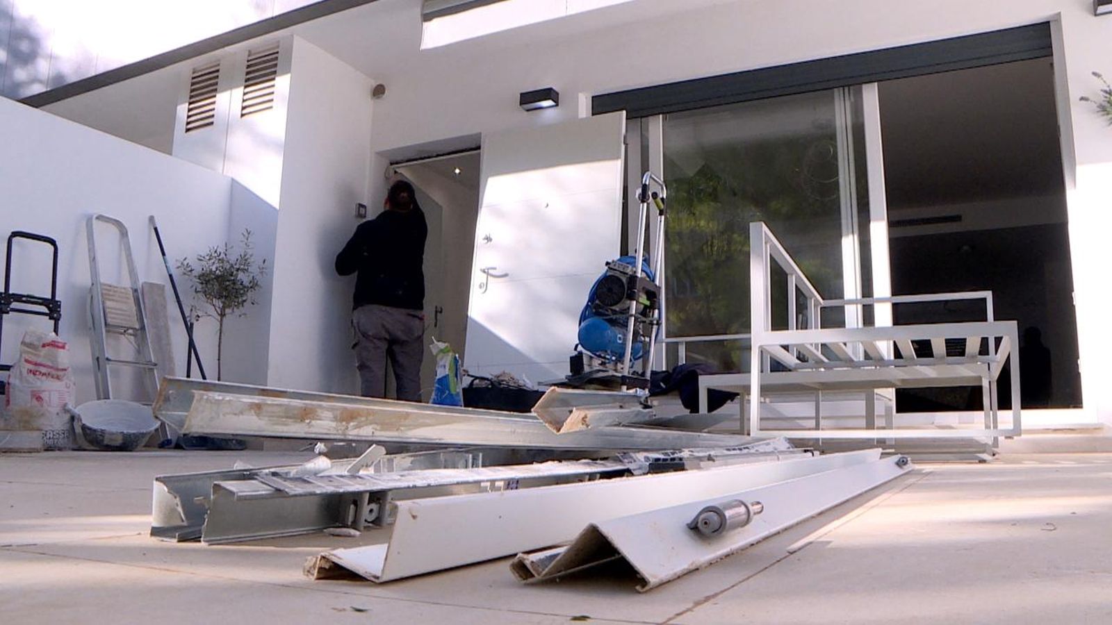 Uns professionals treballen en la reparació d'un habitatge afectat per la dana