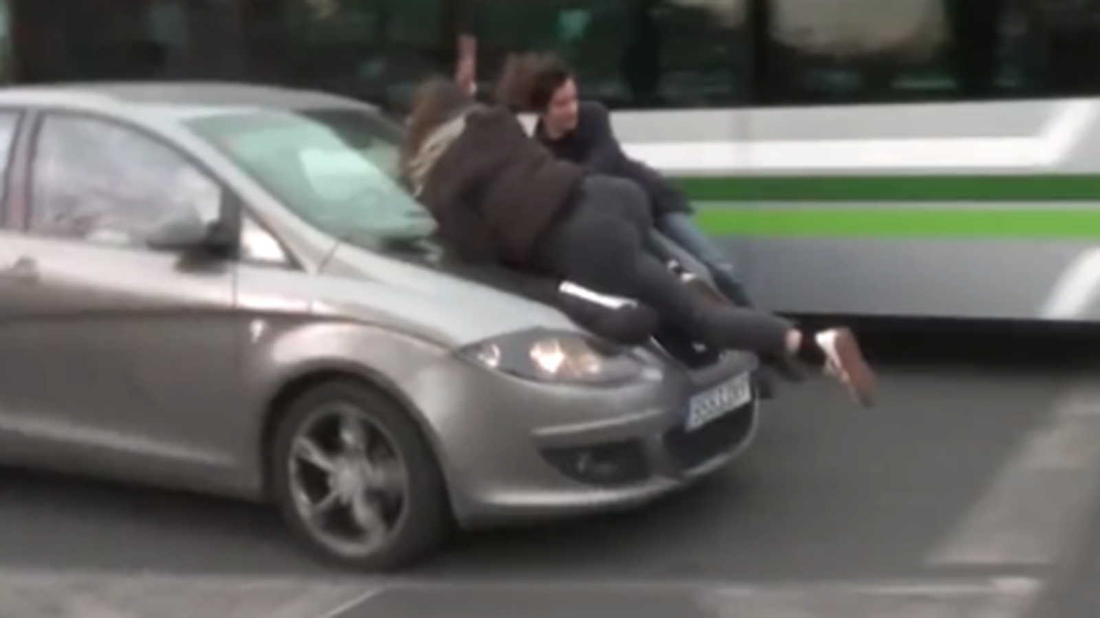 Moment en què les manifestants se'n pugen al capó del cotxe i el vehicle avança uns metres