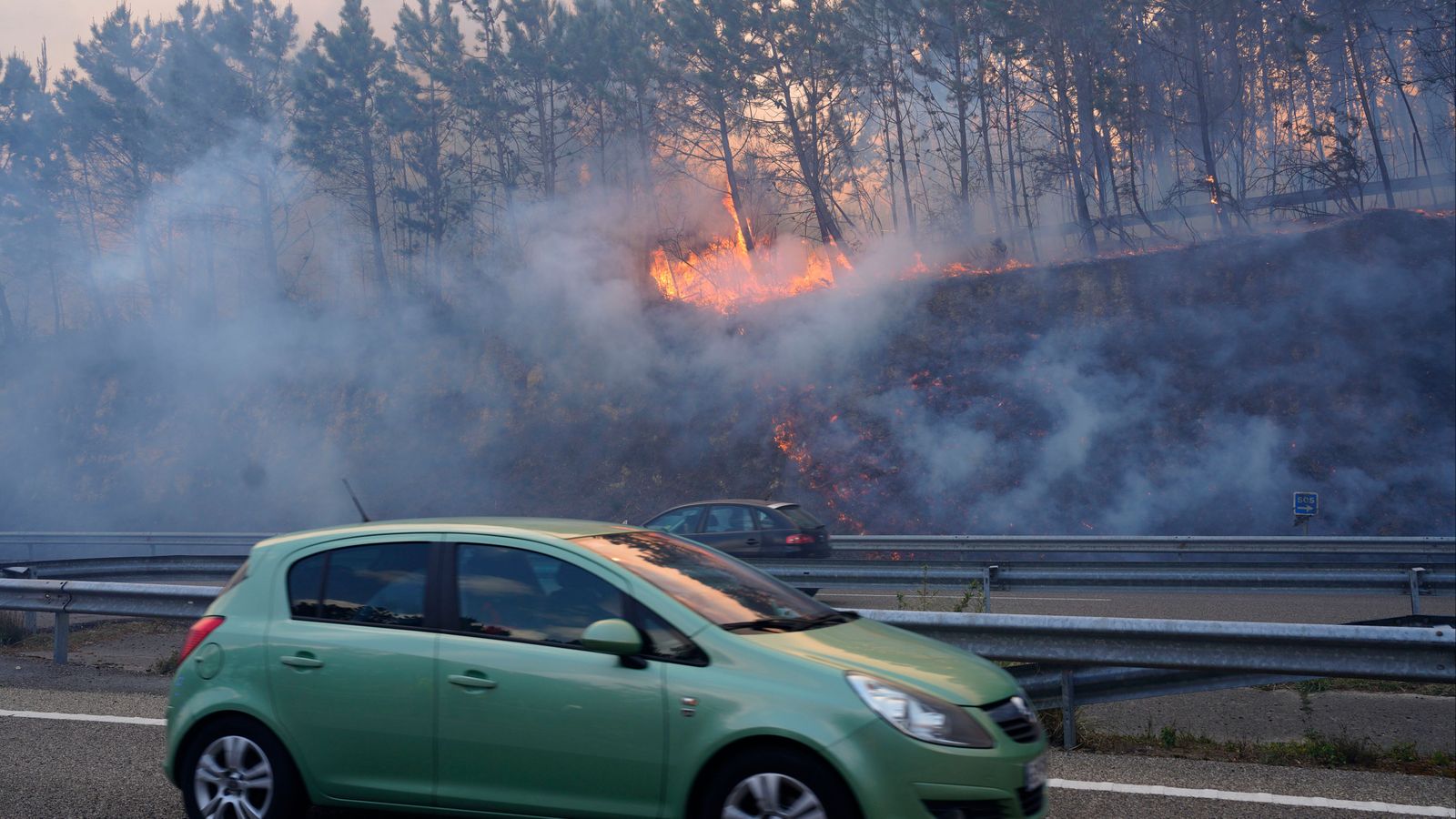 Les flames de l'incendi de Luarca, a Astúries, vora l'A-8