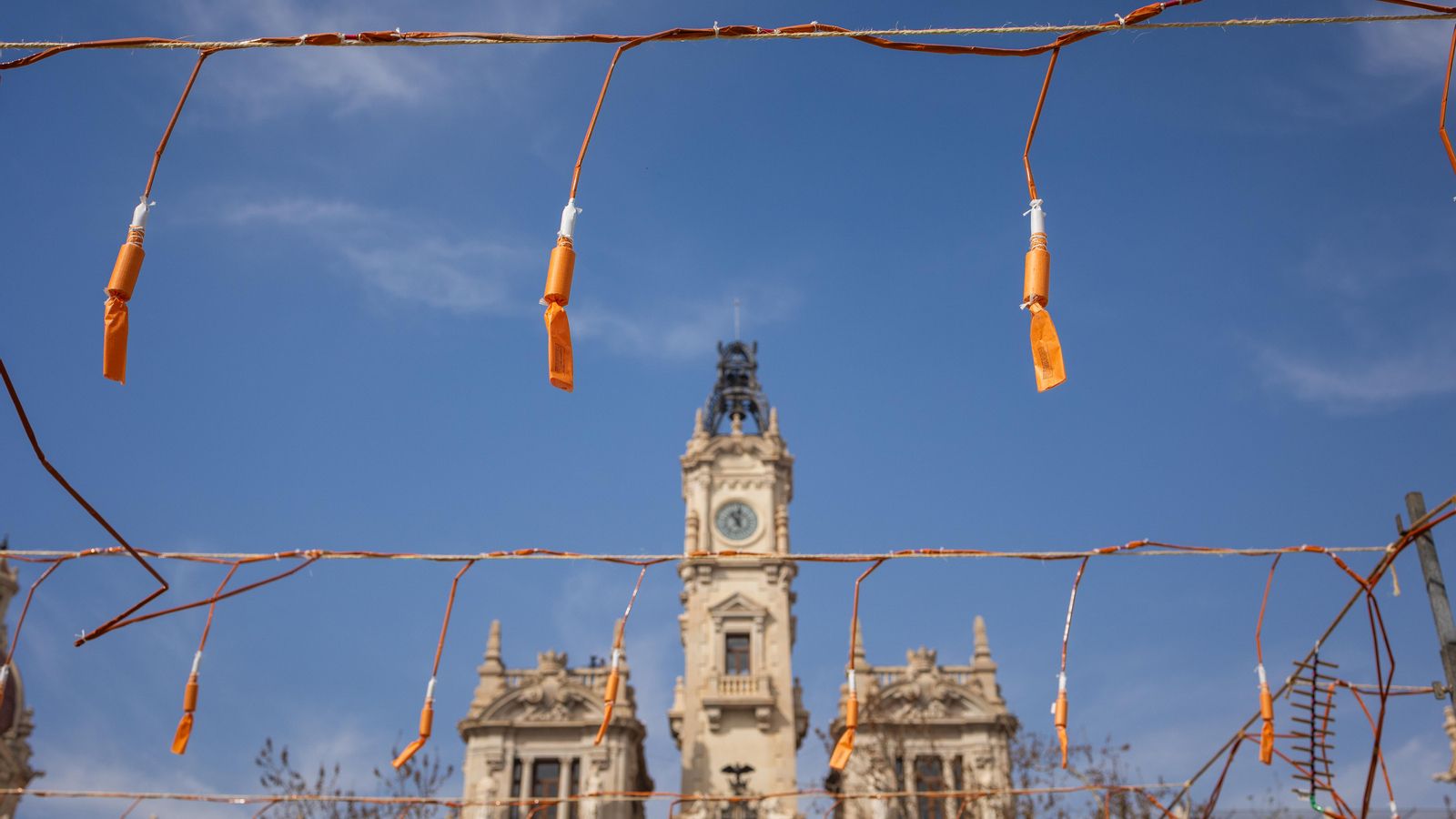 Imatge d'una mascletà abans de començar, a la plaça de l'Ajuntament