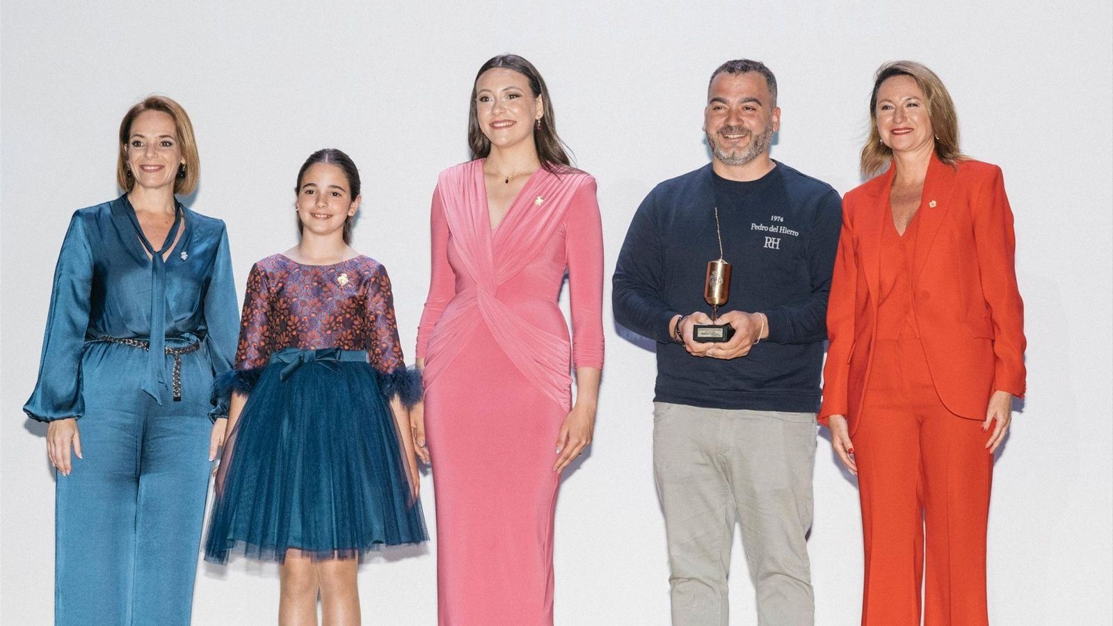 L'alcaldessa Carrasco (dreta) posa amb el guanyador, les dos reines i la regidora de Festes