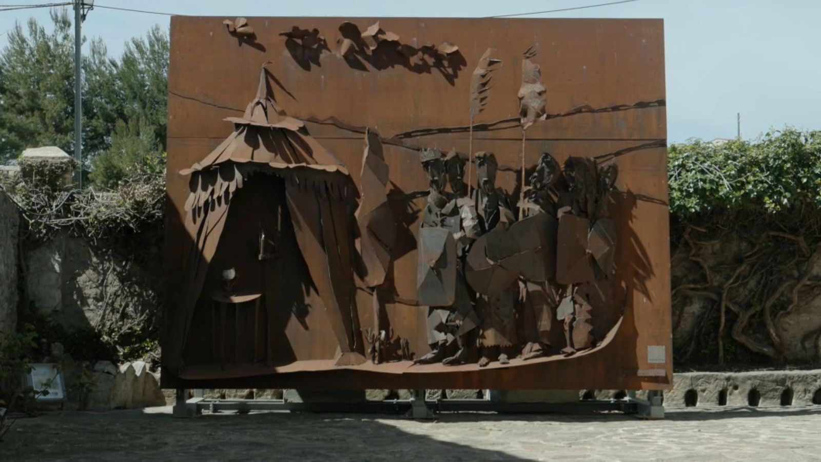 Primera figura de la ruta del greal a la seua entrada al territori de la Comunitat Valenciana. Es pot visitar al costat de l’església de Barraques