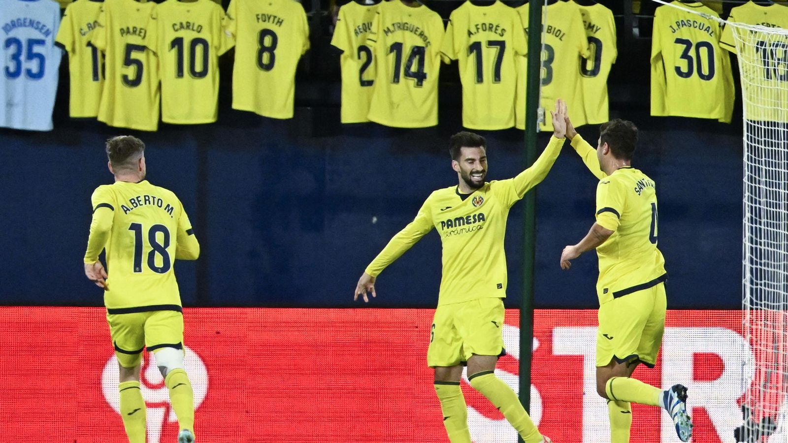 Comesaña i Baena celebren un gol contra el Panathinaikos