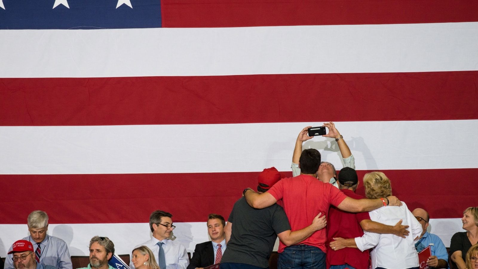 Seguidors del president dels Estats Units, Donald Trump, assisteixen a un míting de Make America Great Again