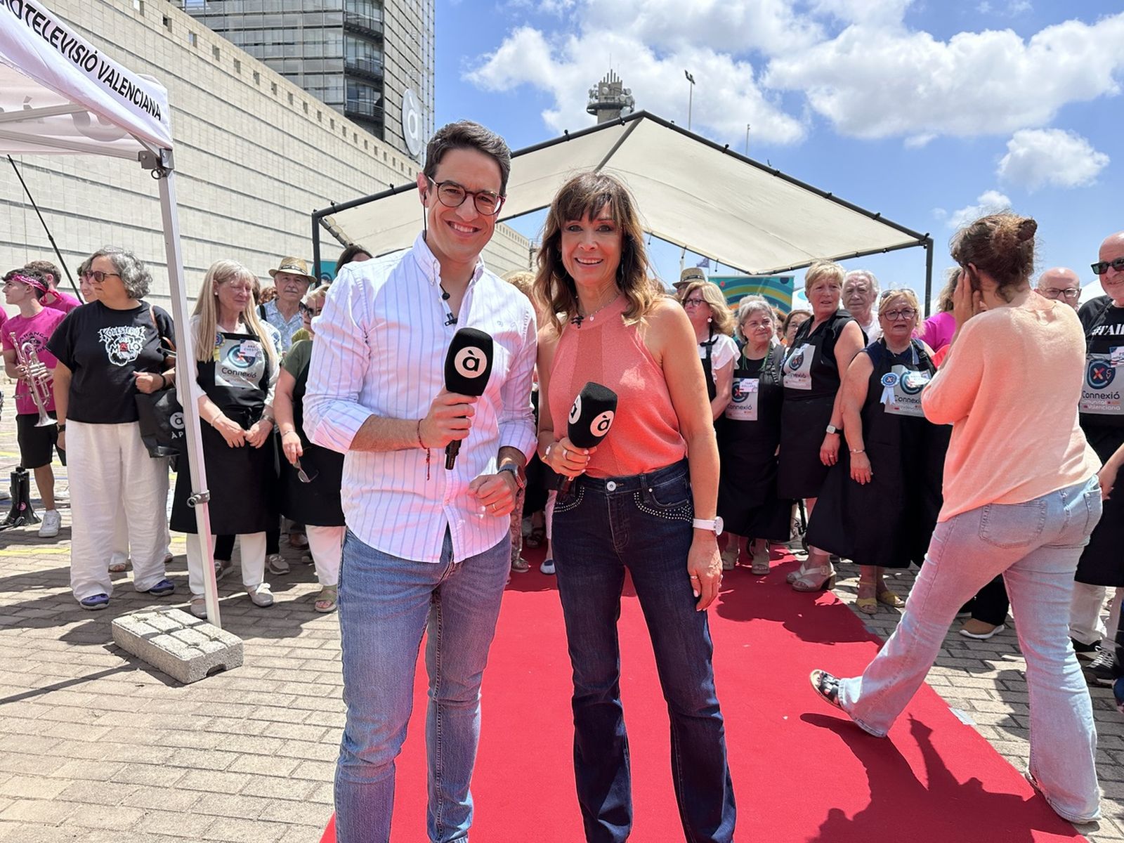 Juanma Melero i Clara Castelló presenten el magazín matinal 'Connexió Comunitat Valenciana' i el programa tanca temporada amb una gran gala gastronòmic en les instal·lacions centrals d'À Punt a Burjassot.
