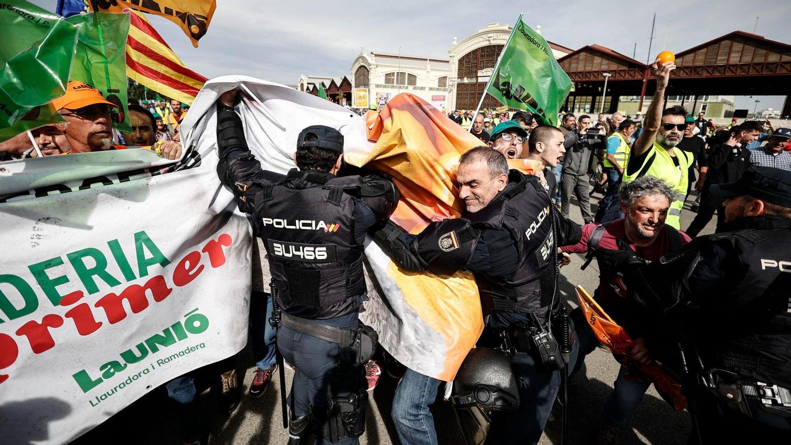 La policia carrega contra alguns manifestants quan els llauradors han tractat d'arribar a l'edifici de l'Autoritat Portuària de València