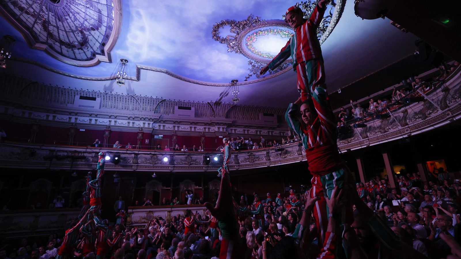 La Nova Muixeranga d'Algemesí ha obert l'acte d'homenatge a les víctimes de la dana al Teatre Olympia de València / EFE