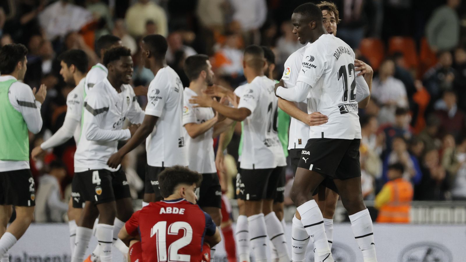 Els jugadors del València celebren la victòria