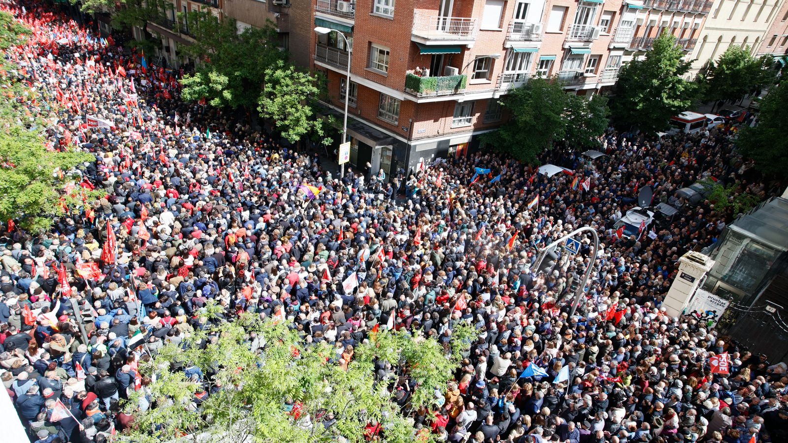 Centenars de simpatitzants es congreguen a les portes de Ferraz per a mostrar el seu suport a Sánchez