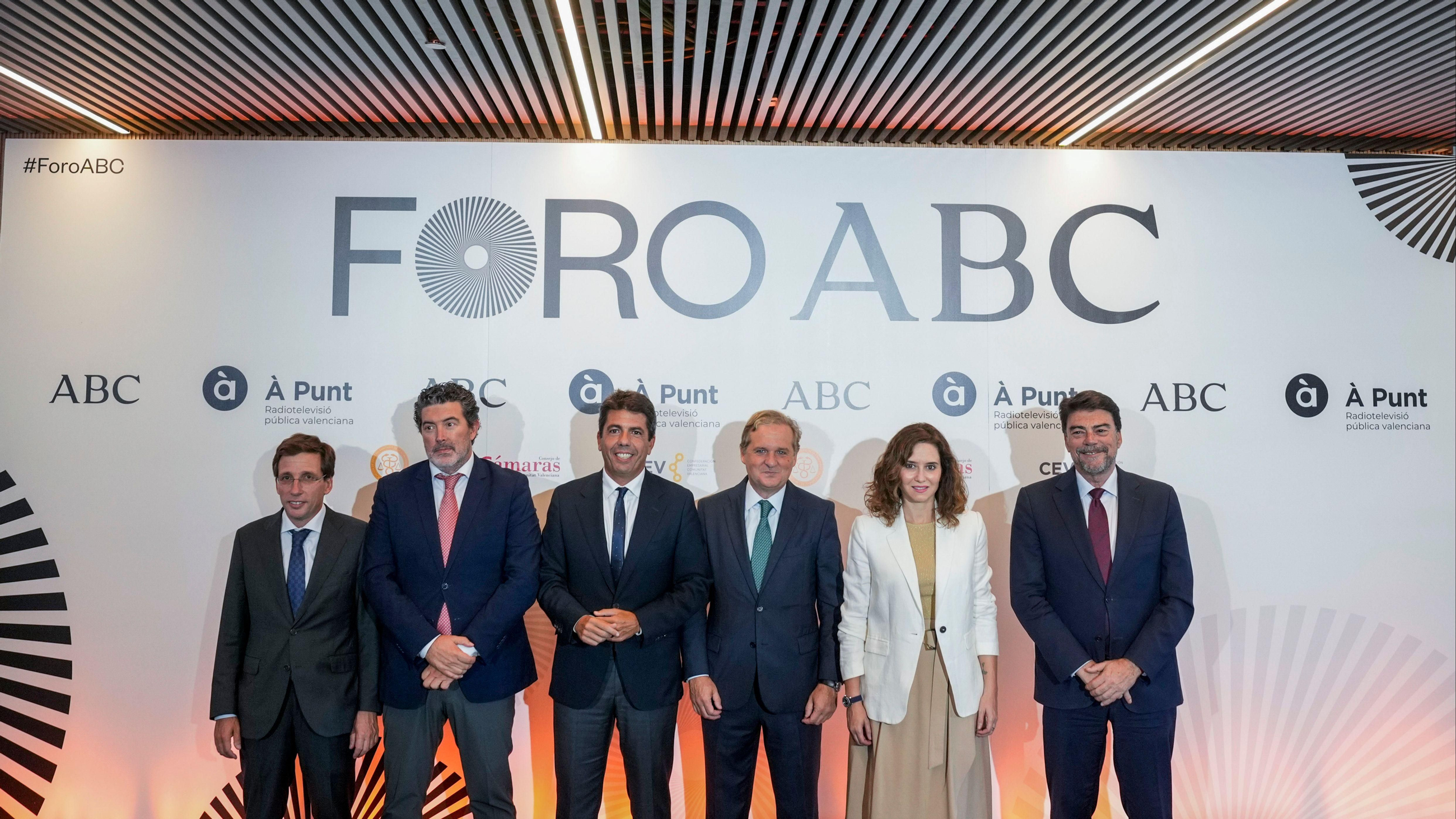 Carlos Mazón, José Luis Martínez Almeida, Julián Quirós, Luis Barcala i Isabel Díaz Ayuso durant el Fòrum ABC Carlos Mazón, José Luis Martínez Almeida, Julián Quirós, Luis Barcala i Isabel Díaz Ayuso durant el Fòrum ABC