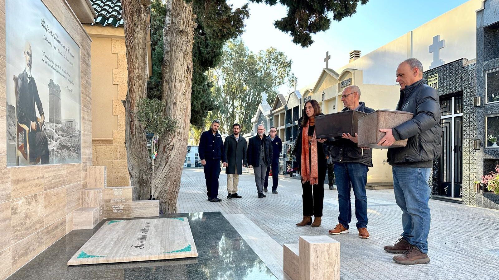 Tres besnets d'Altamira, amb les restes dels pares i avis de l'humanista, que han depositat este divendres en el monument que acollirà les restes de la família