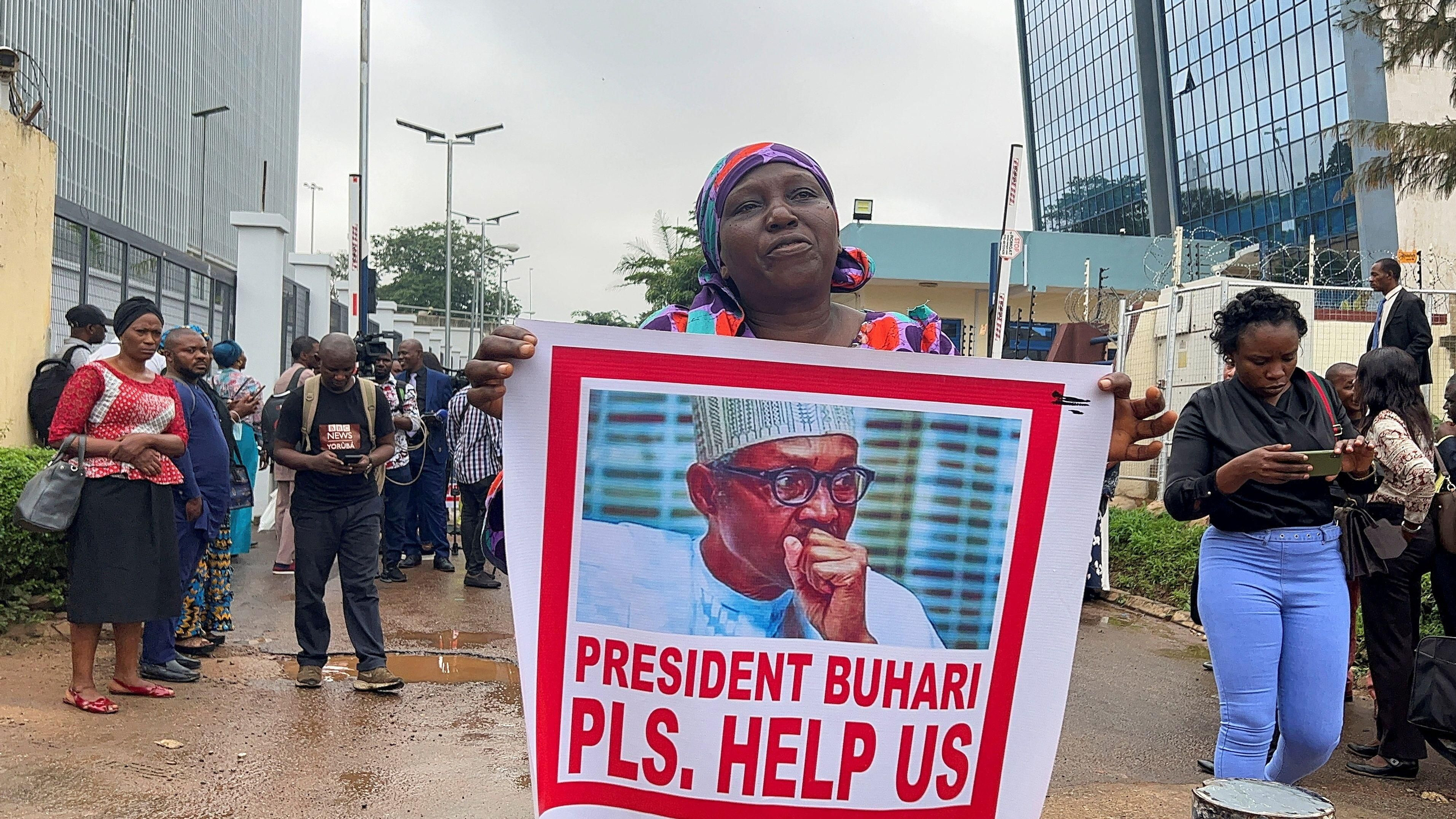 Una dona nigeriana demana l'ajuda president Muhammadu Buhari pel segrest d'un grup de persones