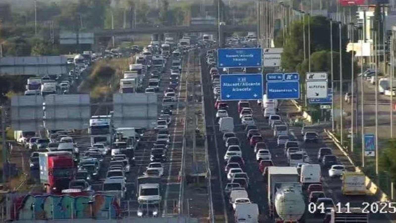 La pista Silla, amb els sis carrils col·lapsats, a primera hora d'este dimarts