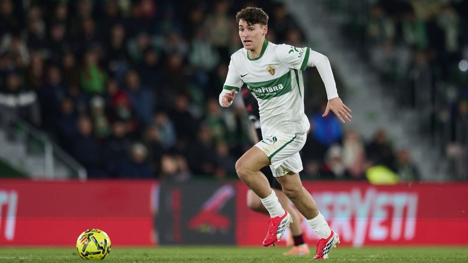 Rodri Mendoza, en una acció del partit contra el Sevilla