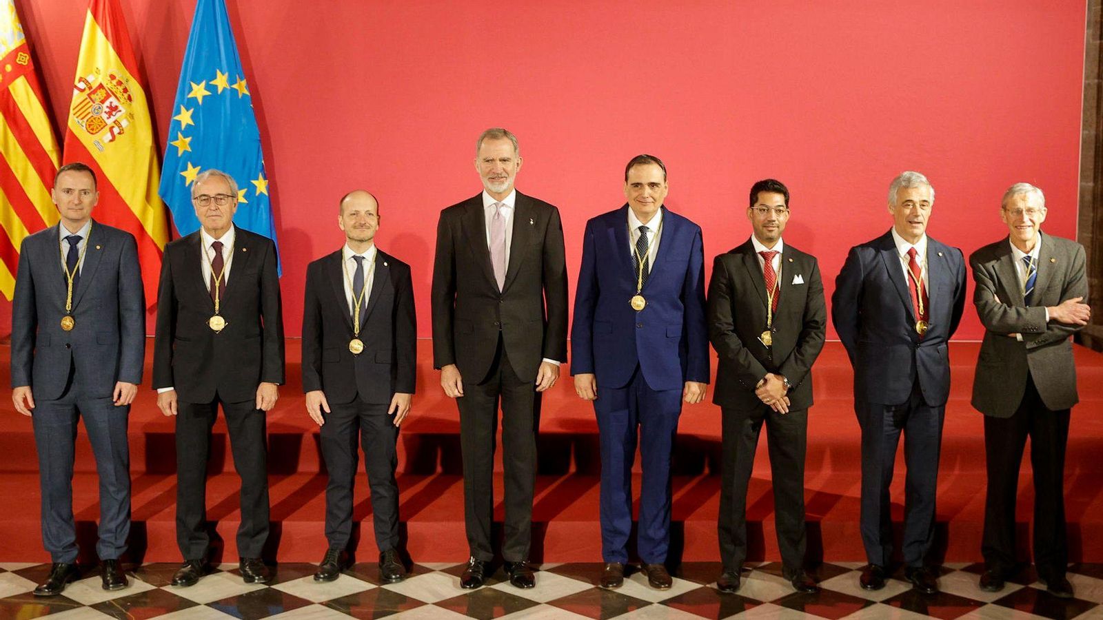 El rei amb els guardonats amb els Rei Jaume I en finalitzar l'acte de lliurament a València