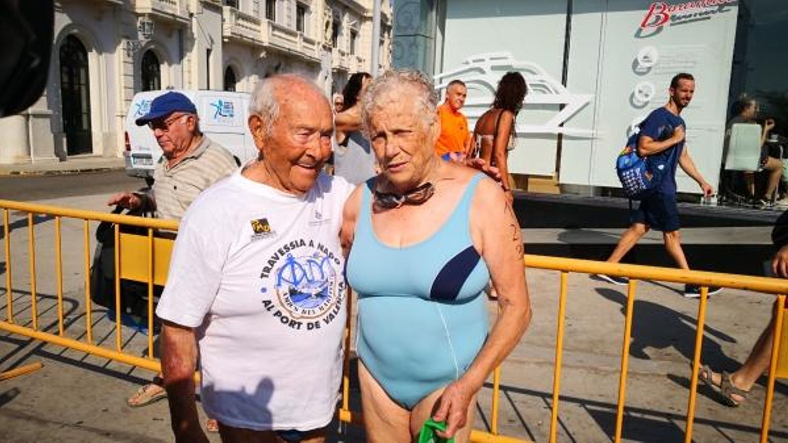 El temps no passa per a aquesta parella de nadadors veterans