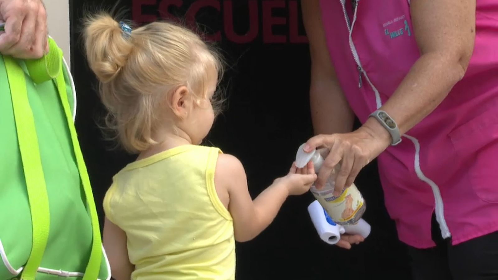 Una de les mesures del protocol de seguretat per a la tornada a les aules és la desinfecció de les mans fins a cinc vegades